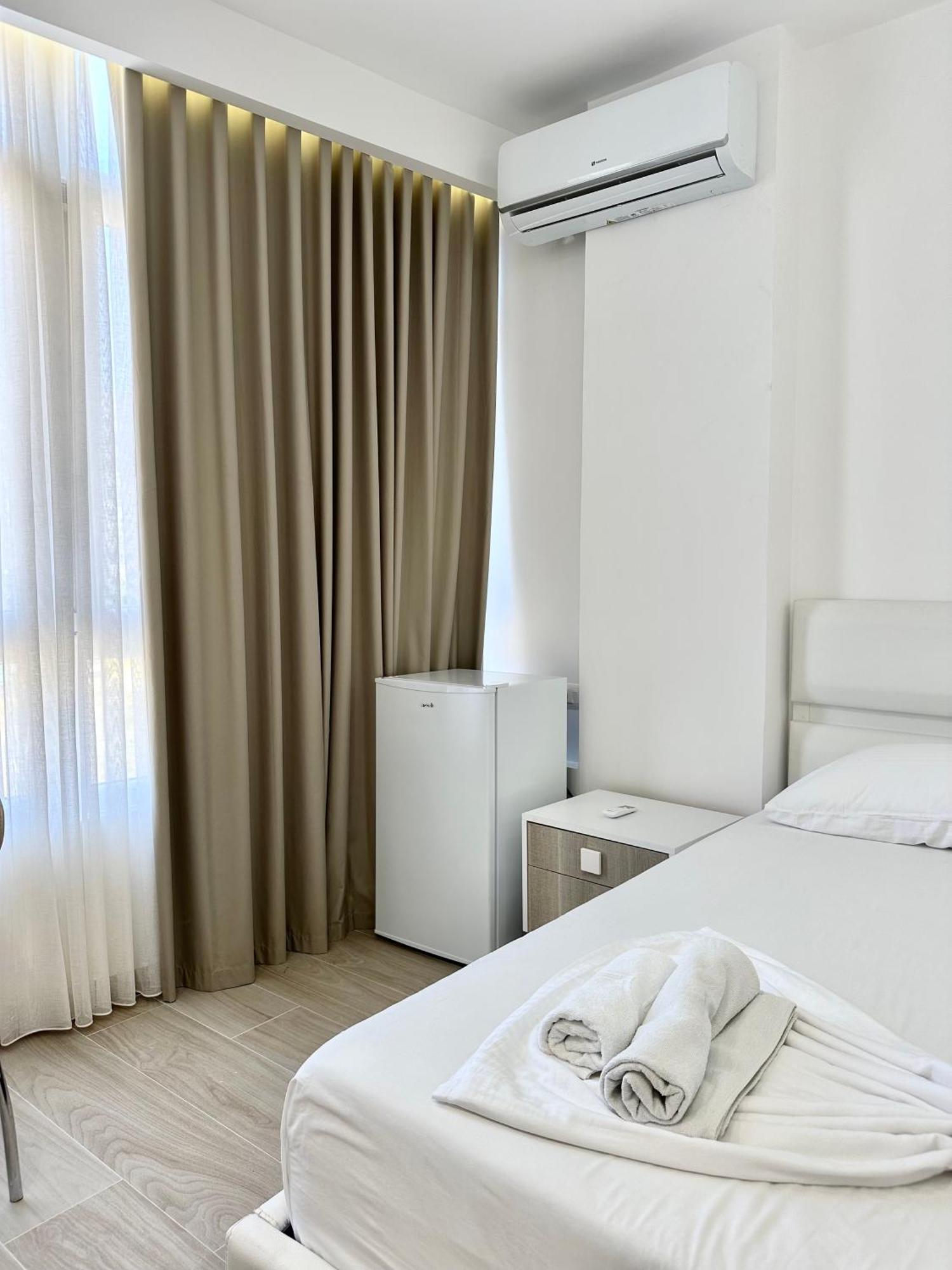 Sea Side Apartment Sarandë Exterior foto